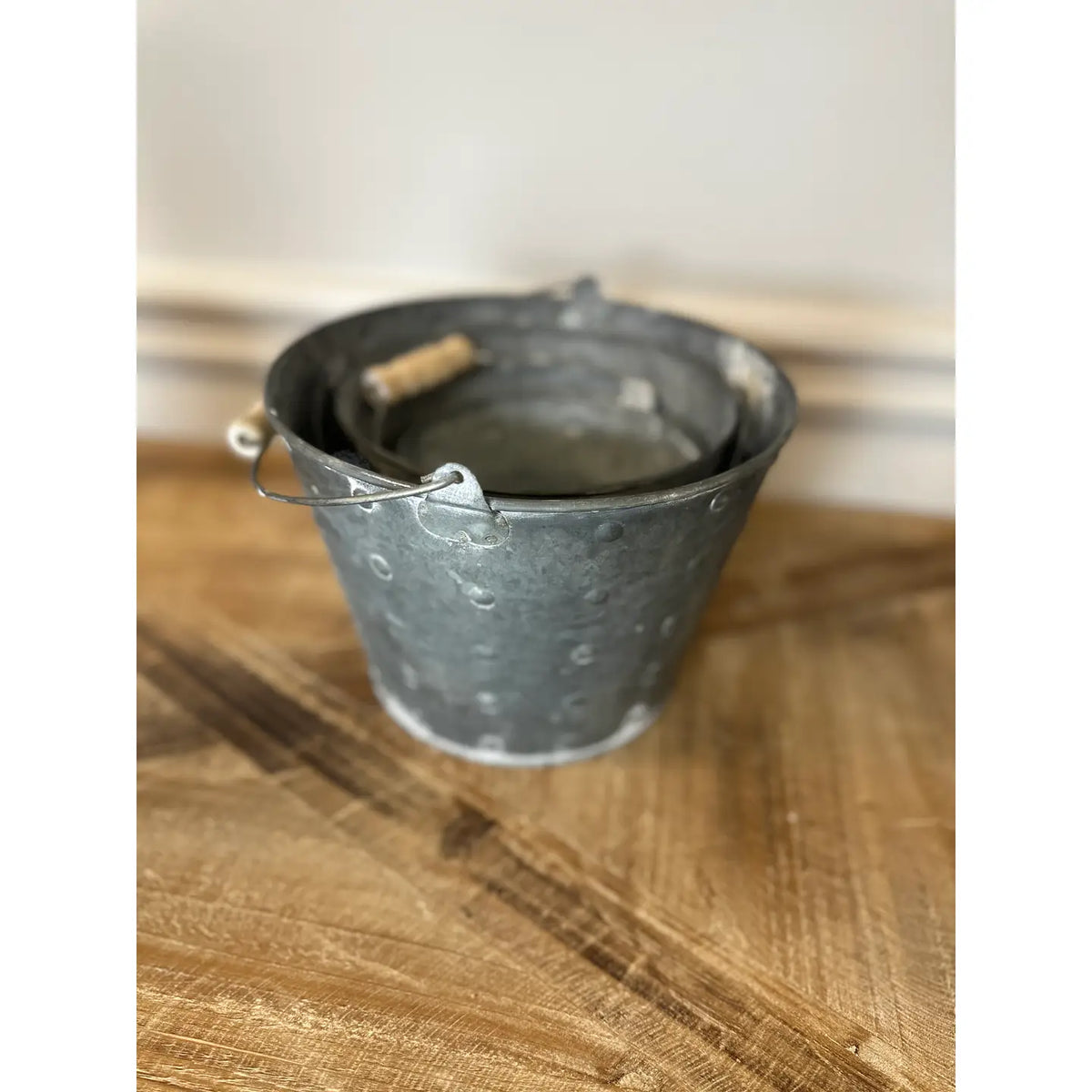 IRON POT DOT FINISH WITH WOOD HANDLE SET OF THREE